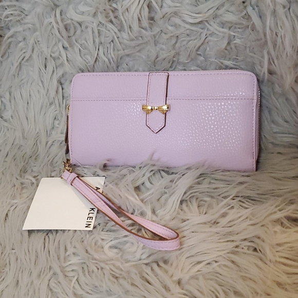 Beautiful Anne Klein Wristlet - Picture 1 of 4